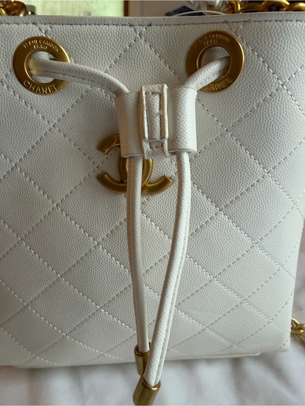 NWT white quilted top handle gold chain drawstring small bucket bag - Picture 2 of 9
